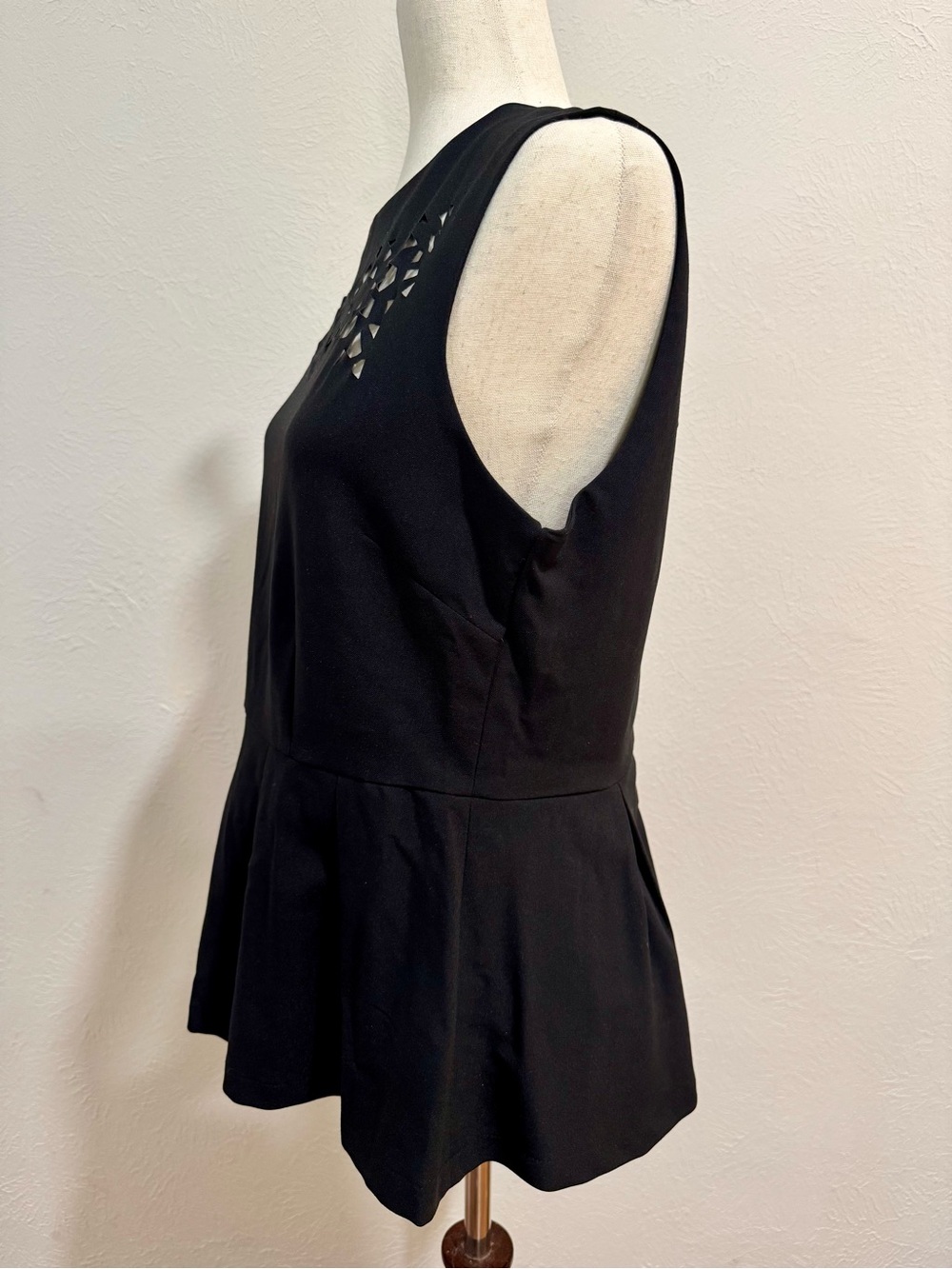 Cortell Sleeveless Black Peplum Top with Cutout Detail US 14 - Picture 6 of 9
